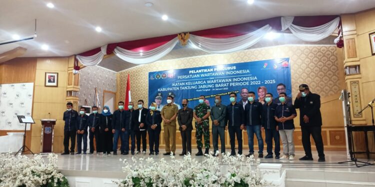 Hadiri Pelantikan PWI Tanjab Barat, Wabup Hairan: Patuhi Kode Etik dan Jaga Profesional