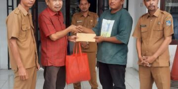 Fraksi PDI Perjuangan Tanjab Barat Berikan Bantuan Korban Kebakaran di Batang Asam