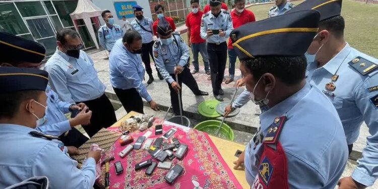 Razia di Blok Hunian, Lapas Kelas II B Kualatungkal Musnahkan Barang Sitaan