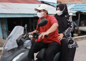 Naik Motor, Bupati Anwar Sadat “Blusukan” Beri Bantuan untuk Lansia