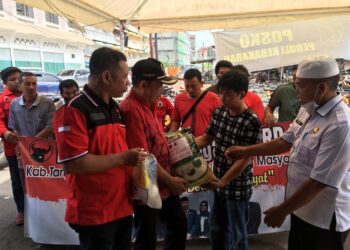 Fraksi PDI Perjuangan Tanjab Barat Berikan Bantuan Korban Kebakaran di parit 1 Kuala Tungkal