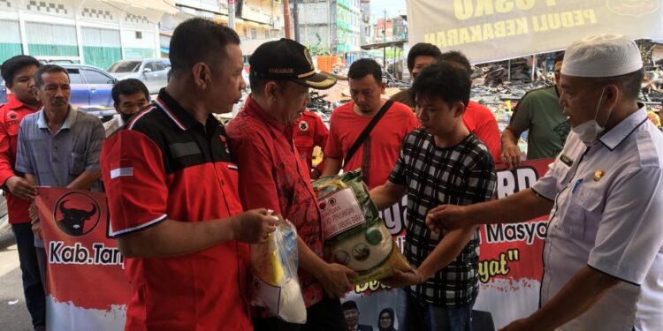 Fraksi PDI Perjuangan Tanjab Barat Berikan Bantuan Korban Kebakaran di parit 1 Kuala Tungkal