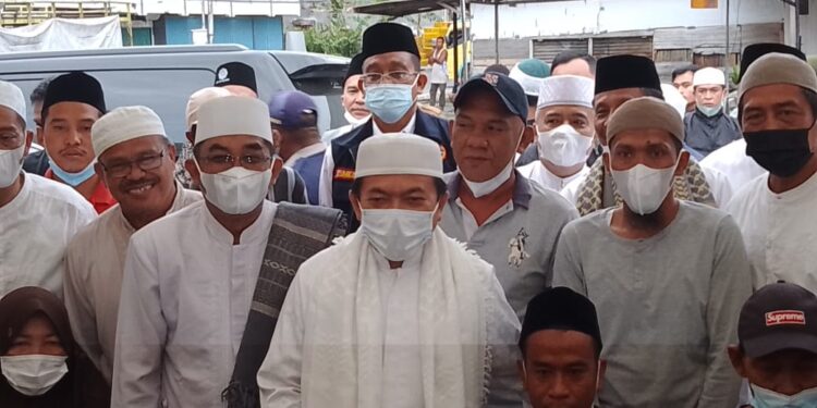 Bupati Anwar Sadat Dampingi Gubernur Jambi Serahkan Bantuan Ke Korban Musibah kebakaran