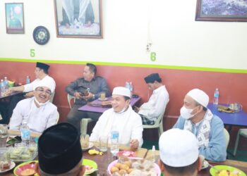 Suasana Penuh Keakraban, Gubernur Al Haris dan Bupati UAS Semakin Mesra