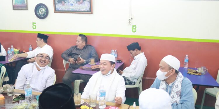 Suasana Penuh Keakraban, Gubernur Al Haris dan Bupati UAS Semakin Mesra