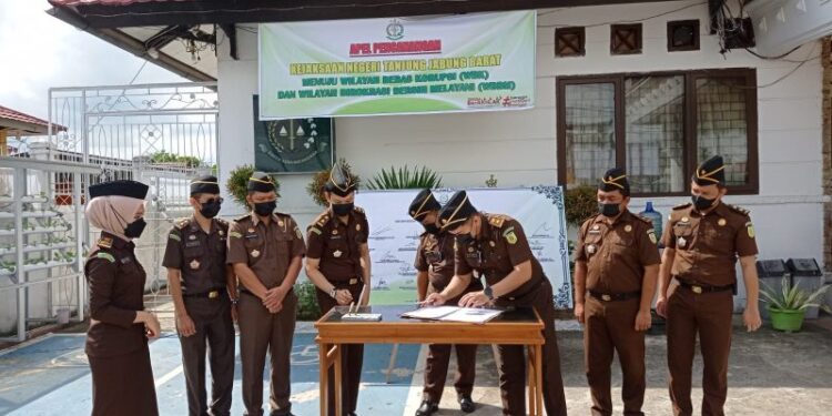 Menuju WBK dan WBBM, Semua Pegawai Kejari Tanjabbarat Tanda Tangani Pakta Integritas