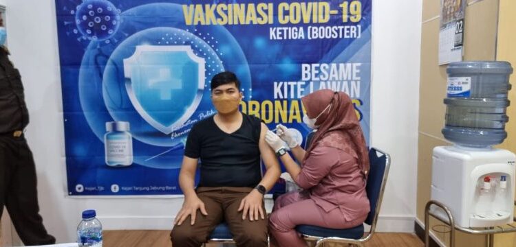 Seluruh Pegawai Kejari Tanjab Barat di Vaksin Booster