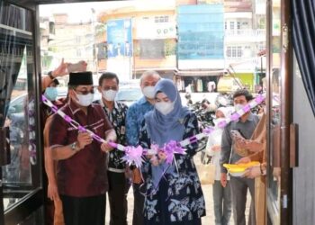 Bupati UAS Bersama Ketua Dekranasda Resmikan Showroom Dekranasda Tanjab Barat