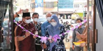 Bupati UAS Bersama Ketua Dekranasda Resmikan Showroom Dekranasda Tanjab Barat