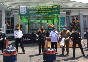 Kejari Sungai Penuh Musnahkan Barang Bukti dan Barang Rampasan yang Sudah Berkekuatan Hukum Tetap