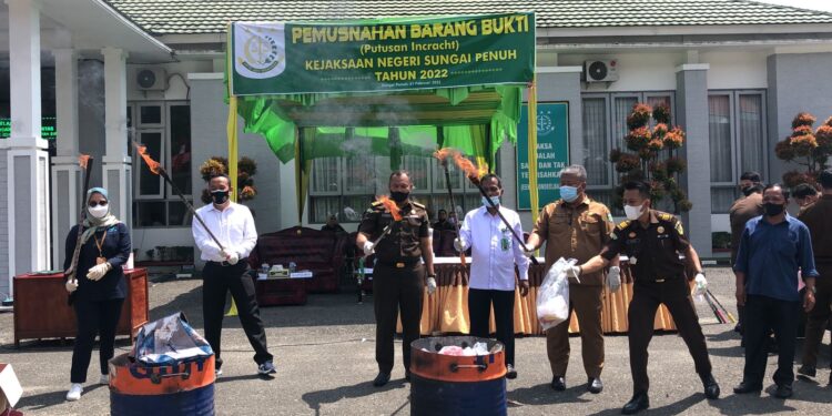 Kejari Sungai Penuh Musnahkan Barang Bukti dan Barang Rampasan yang Sudah Berkekuatan Hukum Tetap