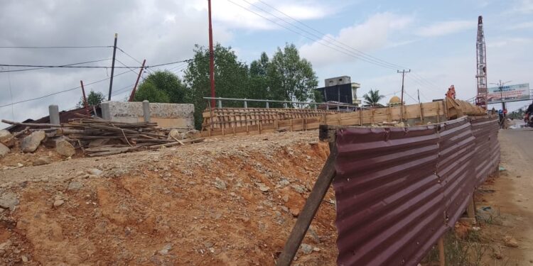 Pengerjaan Jembatan Parit Gompong Molor, H.Bakri Siap Turun