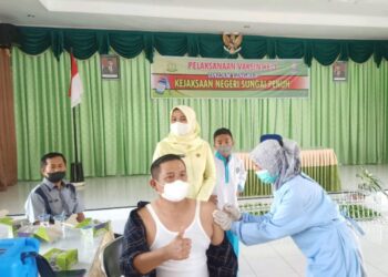 Kasi intel sungai penuh Sumarsono, menghimbau kepada masyarakat untuk segera vaksinasi yg ke tiga