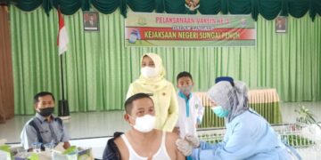 Kasi intel sungai penuh Sumarsono, menghimbau kepada masyarakat untuk segera vaksinasi yg ke tiga