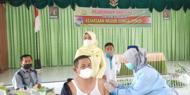 Kasi intel sungai penuh Sumarsono, menghimbau kepada masyarakat untuk segera vaksinasi yg ke tiga