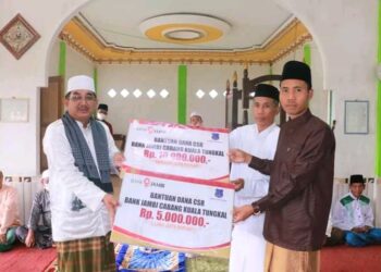Safari Jumat di Masjid Baiturrahman Kecamatan Seberang Kota, Bupati UAS Serahkan Bantuan Dana CSR
