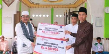 Safari Jumat di Masjid Baiturrahman Kecamatan Seberang Kota, Bupati UAS Serahkan Bantuan Dana CSR