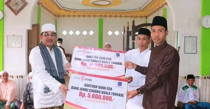 Safari Jumat di Masjid Baiturrahman Kecamatan Seberang Kota, Bupati UAS Serahkan Bantuan Dana CSR