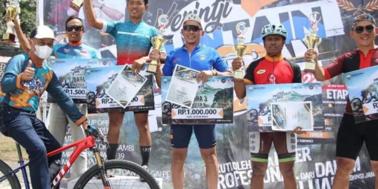 Pj. Sekda Alpian Hadiri Penutupan Kerintji Mountain Bike Gran Fondo 2022