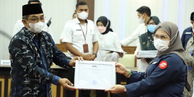 Kembali Raih Prestasi, Bupati Tanjab Barat Terima Tiga Penghargaan dari KPK RI