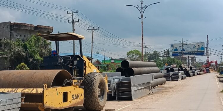 Akses Jalan di Sulap Jadi Tumpukan Material Proyek jembatan Parit gompong