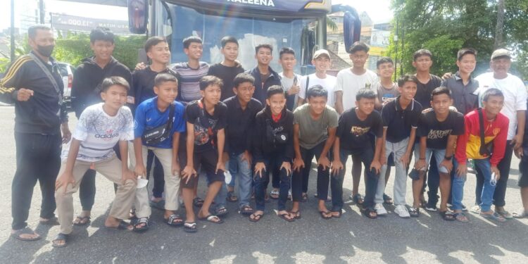 ANTONI PELATIH LEPAS KEBERANGKATAN PEMAIN U13 PUTARAN NUSANTARA KE DKI JAKARTA