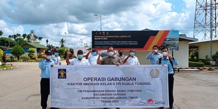 TIMPORA Imigrasi Kuala Tungkal Lakukan Operasi Gabungan di Perusahaan Pengguna TKA di wilayah Tanjab Timur