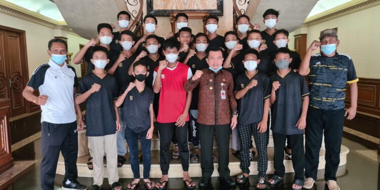 Gubernur Al Haris Kunjungi U-13 di Mess Jambi di DKI Jakarta