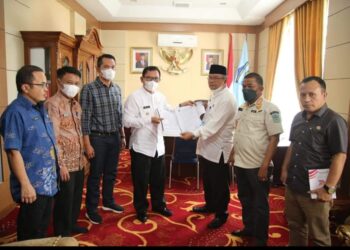 Wako Ahmadi Terima Penyerahan Aset Pinjam Pakai dari Pemkab Kerinci