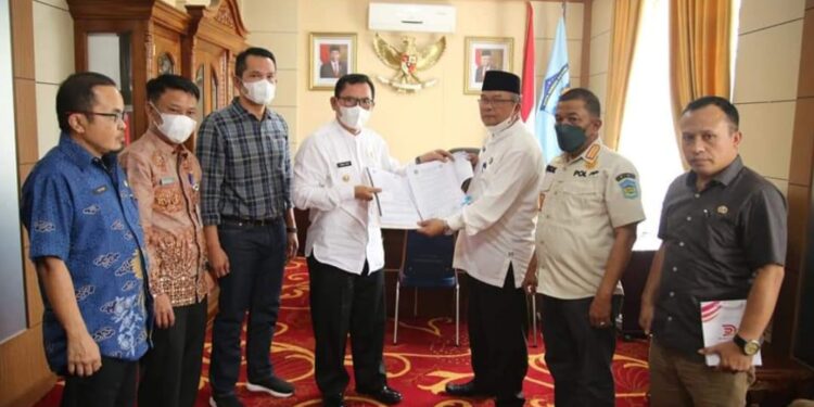 Wako Ahmadi Terima Penyerahan Aset Pinjam Pakai dari Pemkab Kerinci