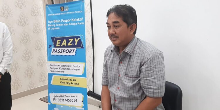Kantor Imigrasi Kuala Tungkal Berikan Layanan “Eazy Passport” Kepada Bupati Tanjab Barat
