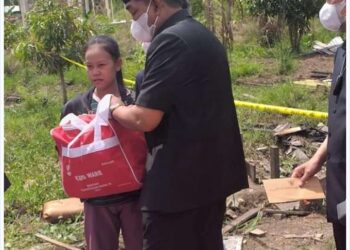 Tinjau Lokasi Kebakaran, Bupati UAS Salurkan Bantuan Tanggap Darurat