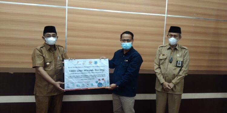 SKK Migas – PetroChina International Jabung Ltd Berikan Bantuan 1000 Liter Minyak Goreng Kepada Pemkab Tanjab Barat