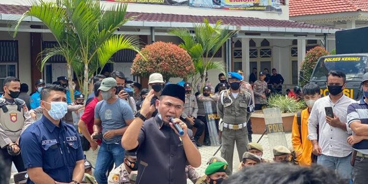 Ketua DPRD Kota Sungai Penuh Tanggapi Tuntutan Aksi Mahasiswa