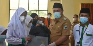 Wabup Hillalatil Badri Serahkan Bantuan Beasiswa Universitas Al Azhar Mesir untuk 56 Mahasiswa