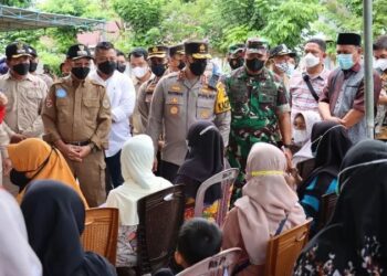 Bupati Sarolangun Dampingi Kapolda Jambi Cek Operasi Minyak Goreng di Singkut