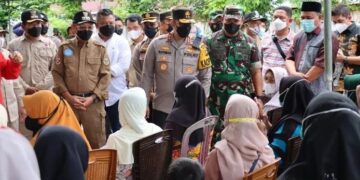 Bupati Sarolangun Dampingi Kapolda Jambi Cek Operasi Minyak Goreng di Singkut