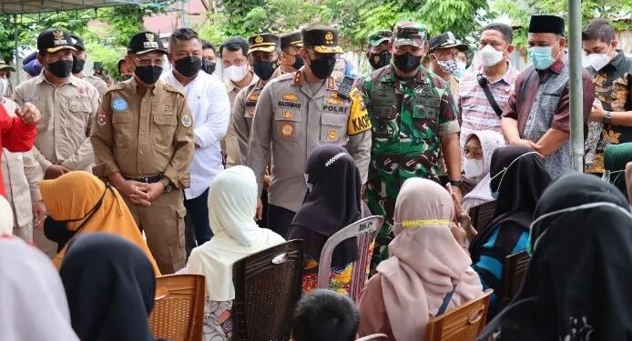 Bupati Sarolangun Dampingi Kapolda Jambi Cek Operasi Minyak Goreng di Singkut