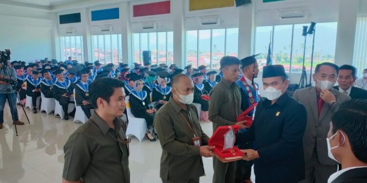 Minta Wisudawan Mengabdi untuk Masyarakat Sekitar