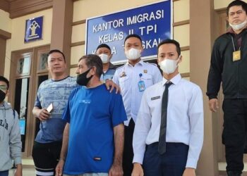 Bikin Onar, Imigrasi Kuala Tungkal Deportasi WNA Asal Pakistan