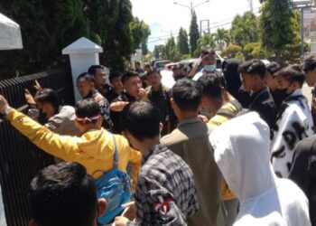 Geruduk Kantor DPRD, Masa Aksi Demonstrasi Minta Bupati Kerinci Mundur