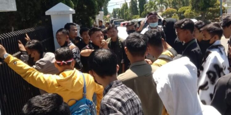 Geruduk Kantor DPRD, Masa Aksi Demonstrasi Minta Bupati Kerinci Mundur