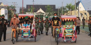 Dandim 0419/Tanjab Datang Mengendarai Becak Hias dan di Sambut Tarian Sekapur Sirih