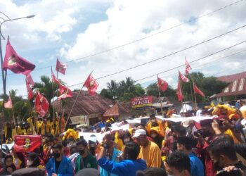 Ratusan Massa Geruduk Gedung DPRD Kerinci