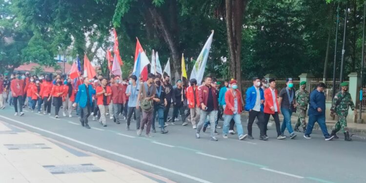 Ratusan Mahasiswa Geruduk Kantor Gubernur Jambi