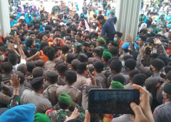 Semakin Memanas, Aksi Saling Dorong Terjadi di Depan Gedung DPRD Provinsi Jambi
