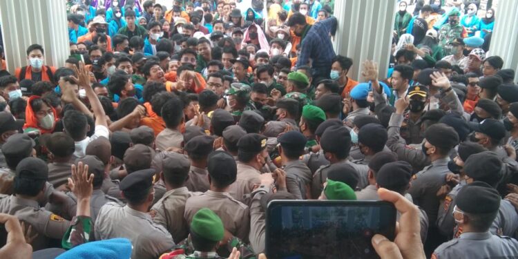 Semakin Memanas, Aksi Saling Dorong Terjadi di Depan Gedung DPRD Provinsi Jambi