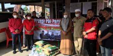 Anggota DPRD Fraksi PDI Perjuangan Tanjab Barat Berikan Bantuan Korban Kebakaran di Tungkal Harapan