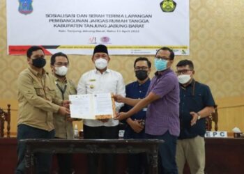 Wakil Bupati Tanjab Barat Serah Terima Lapangan Pembangunan Jargas Rumah Tangga