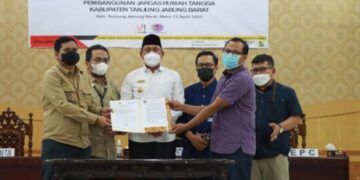 Wakil Bupati Tanjab Barat Serah Terima Lapangan Pembangunan Jargas Rumah Tangga